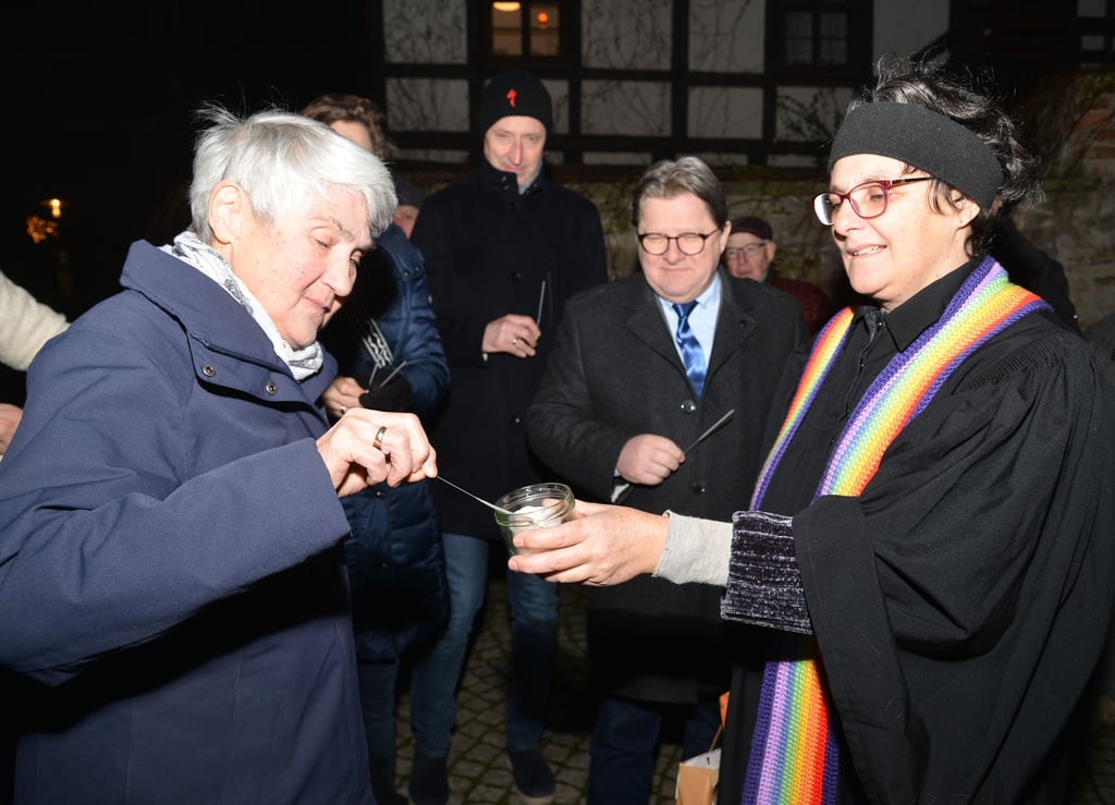 Pfarrerin Margot Runge(re.) verabschiedet sich mit Feuerwerk und Wunderkerzen unterm "Schiefen Jacob" in Sangerhausen.