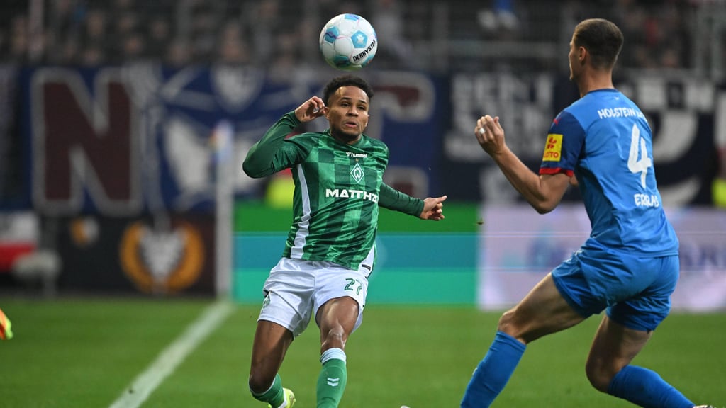 Felix Agu (Werder Bremen) im Zweikampf gegen Patrick Erras (Holstein Kiel).