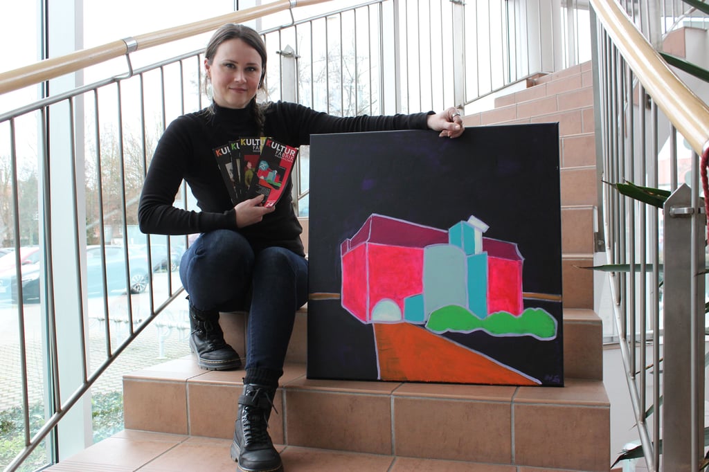 Mit der gezeichneten Kulturfabrik in der einen Hand und mit neuen Flyern in der anderen, macht sich Janina Otto für das neue Jahr bereit.