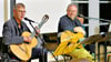 Edgar Kraul (links) verabschiedete sich mit einem Konzert mit Liedermacher Thomas Stein und einer Lesung von Danuta Ahrends und Anna Radtke  vom Club Altmärkischer Dichter von seinen Kollegen im Landratsamt des Landkreises Stendal.