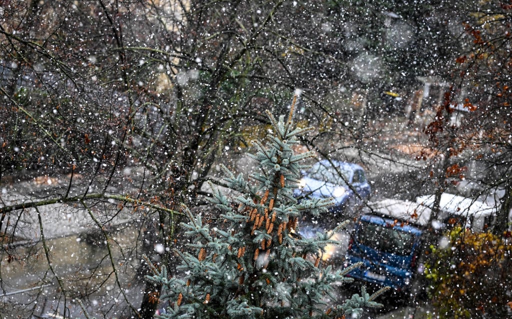 Der Deutsche Wetterdienst (DWD) kündigt Schneeschauer an - Glättegefahr inklusive. (Symbolbild)