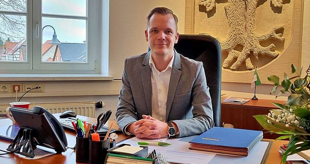 Alexander Kleine sitzt als Bürgermeister seit einem Jahr an diesem Schreibtisch.