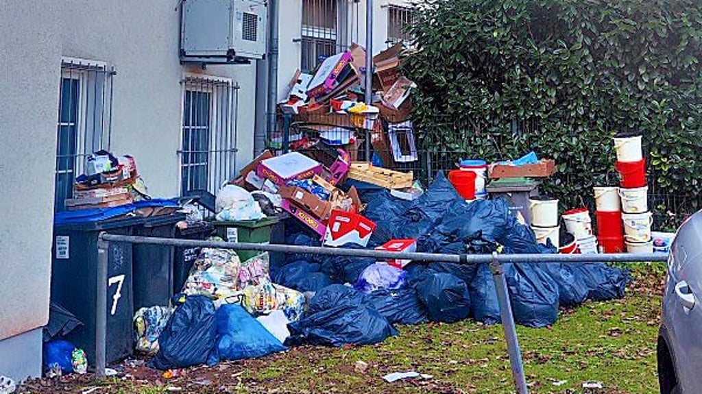 Abfälle auf dem Hinterhof in der Halleschen Straße in Köthen