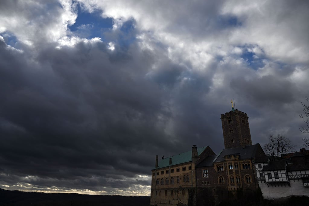 Mit Schnee, Wolken und gelegentlich auch Sonne wird es am Wochenende in Thüringen wechselhaft. (Symbolbild)