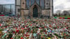 Ein Meer von Kerzen, Blumen und Plüschtieren vor der Johanniskirche.