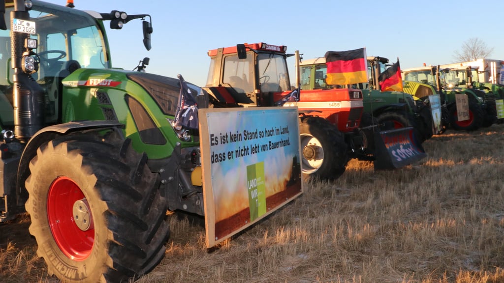 Mit vielen Traktoren, einige davon mit Plakaten versehen, waren Landwirte zum Mahnfeuer nach Jessen gekommen. Dort wurde auch über die nächsten Aktionen innerhalb der Protestwoche gesprochen.