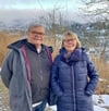 Uwe Horschig und Marlies Wolf auf den Spuren ihrer Ferienlagerkindheit in Scheibe-Alsbach, Thüringen. Dort erkundeten sie als Kinder die Betriebsferienlager der VEB-Maisanwerke Barby.