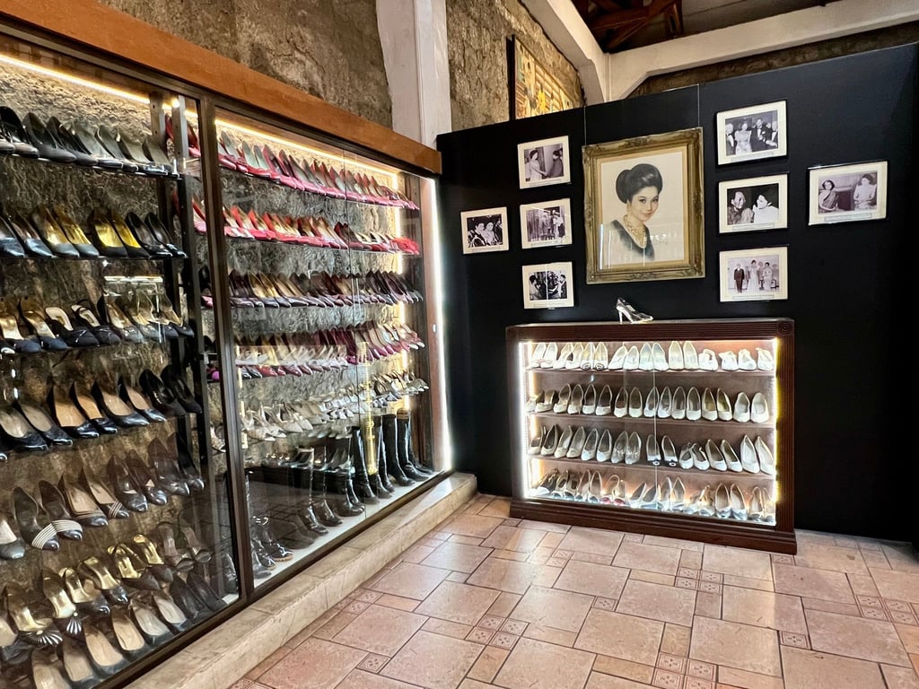Die verbleibenden 381 Paar Schuhe sind in luftdichten Vitrinen zu sehen.
