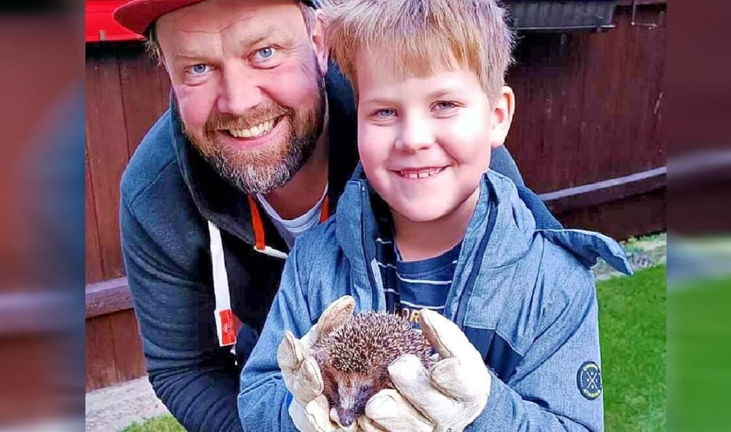 Thomas Meyer und sein Sohn Felix aus Langeln im Harz freuen sich, dass sie den kleinen Igel retten konnten.