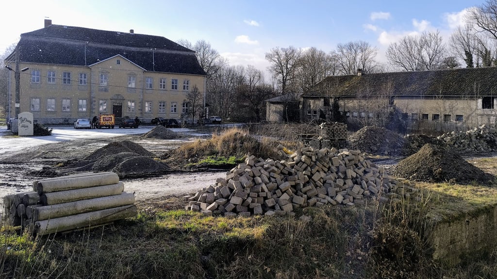 Krasser Kontrast: Während das Gutshaus in Minsleben nach seiner Sanierung in neuem Glanz erstrahlt, wirkt der Hof dazu wenig einladend.