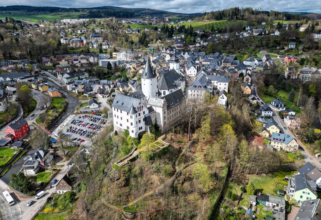 Schwarzenberg im Erzgebirge feiert in diesem Jahr 875 Jahre Stadtgeschichte. (Archivbild)