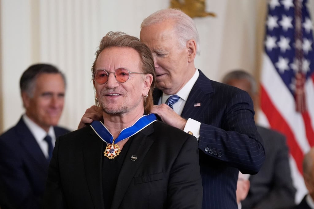 Für Joe Biden ist es das letzte Mal, dass er die prestigeträchtigen Medaillen verleiht - wie hier an Musiker Bono.