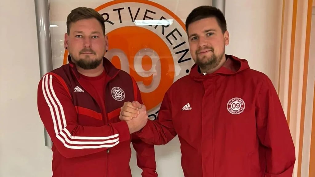 Marcus Brüggemann (l.) und Philipp Schmoldt (r.) hoffen in der Rückrunde gemeinsam mit Torwarttrainer Marco Janich und dem Team auf die nötigen Punkte für den Klassenerhalt.