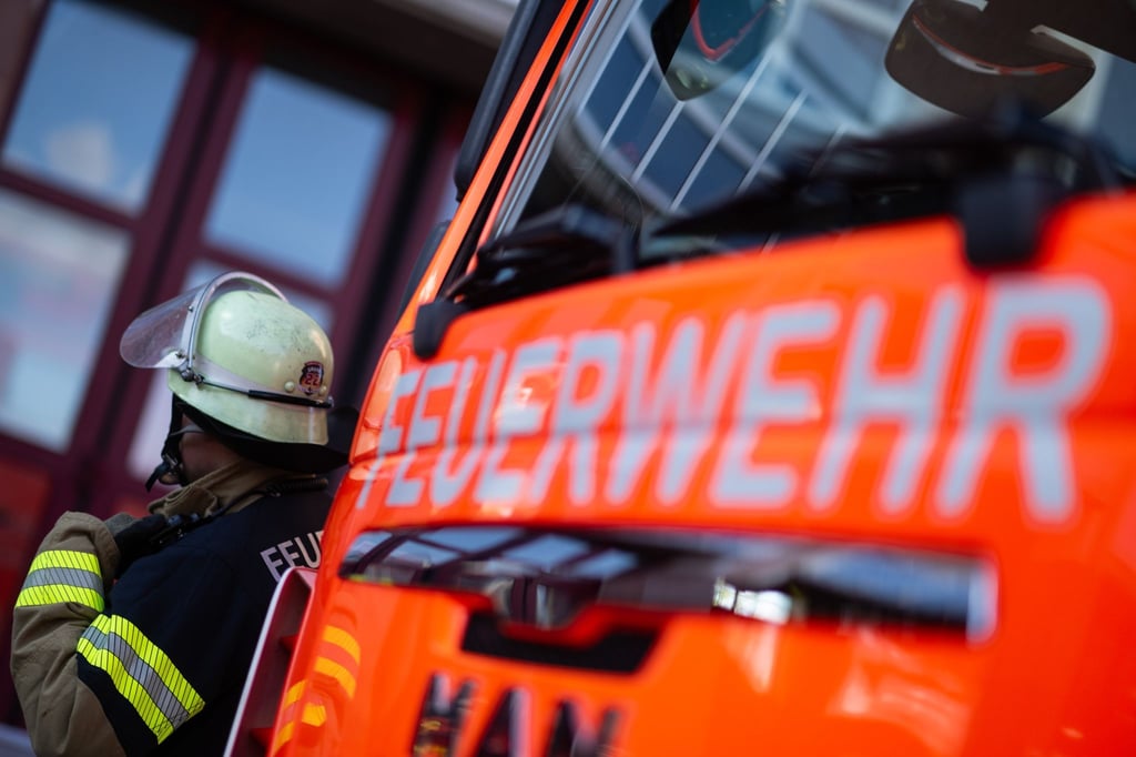 Zwei Einsatzkräfte der Feuerwehr hatten sich wegen Kreislaufproblemen selbstständig aus dem Einsatz zurückgezogen. (Symbolbild)