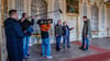 Redakteur Tino Wiemeier, Tonmeister Jörg Wagner und Kameramann Andreas Weichhold beim Dreh im Schloss Reinharz: Für die MDR-Sendung „Unser Dorf hat Wochenende“ erkundet das Team die historischen Gemächer mit Schlossherr Kostja Künzel.