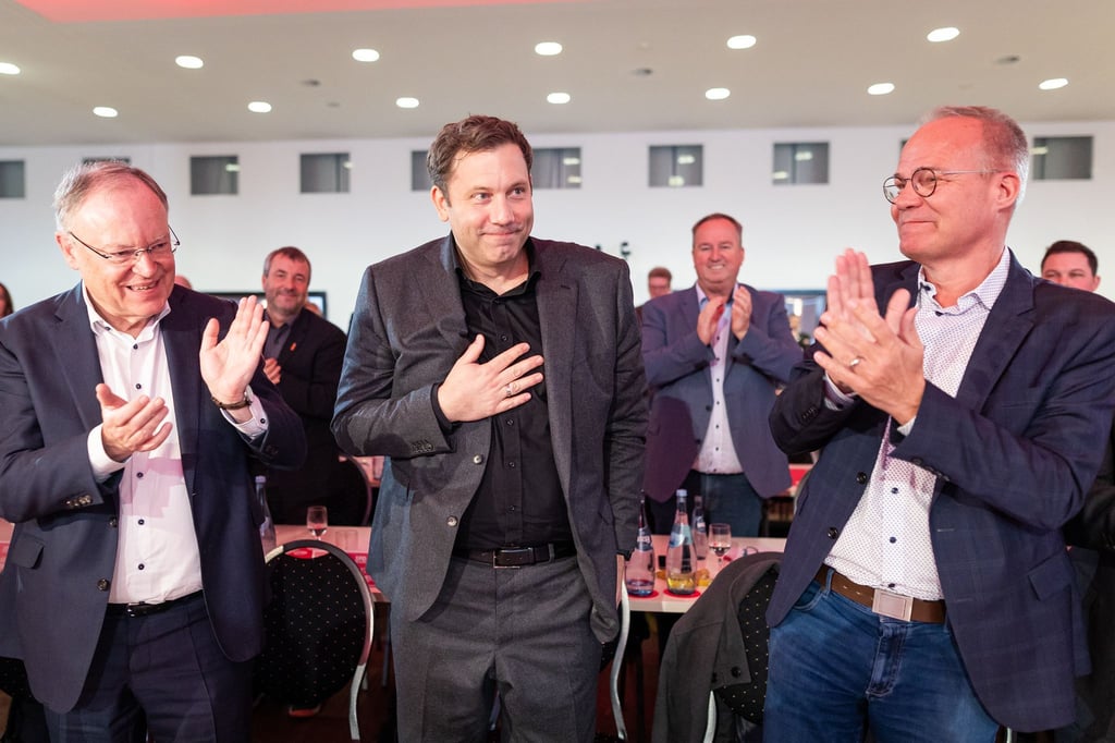 Ministerpräsident Weil (l), Parteichef Klingbeil (M) und Generalsekretär Miersch (r) gelten über Niedersachsen hinaus als starke Stimmen in der SPD.