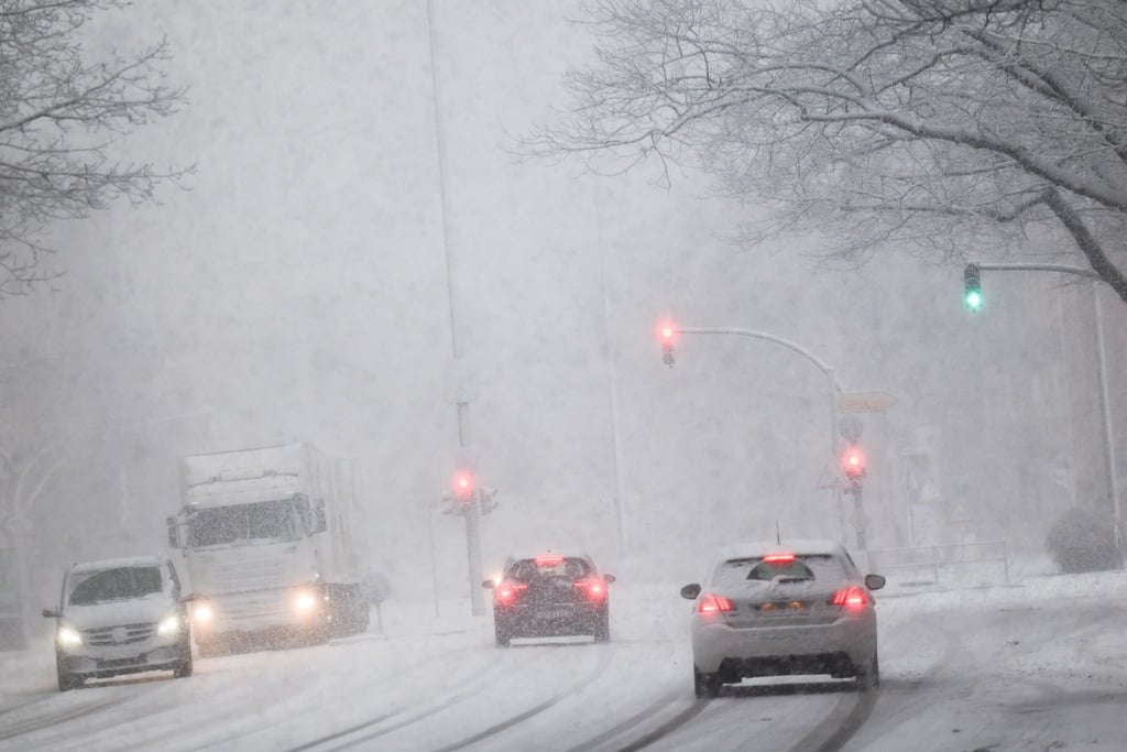 Starker Schneefall in Hamburg: Gefrierender Regen sorgt laut Deutschem Wetterdienst für Glatteisgefahr im gesamten Bundesgebiet.