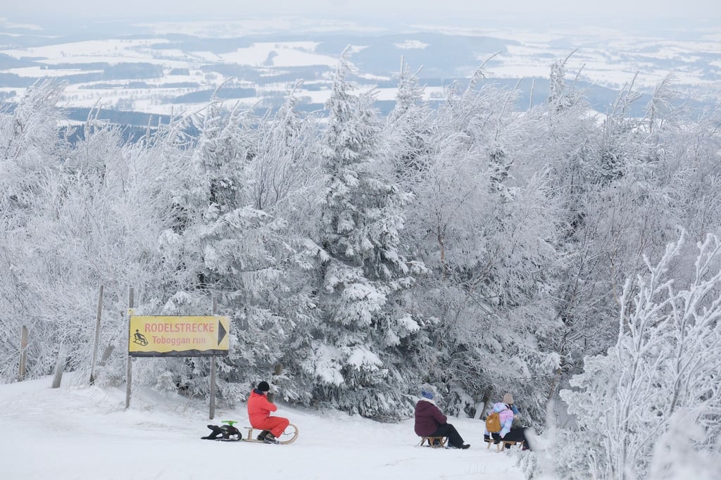 Zahlreiche Menschen nutzen das aktuelle Winterwetter zum Rodeln und Skifahren.