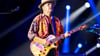 Seit Jahrzehnten tourt Carlos Santana um die Welt und veröffentlicht ein Album nach dem anderen. Nun muss er pausieren. (Archivbild)