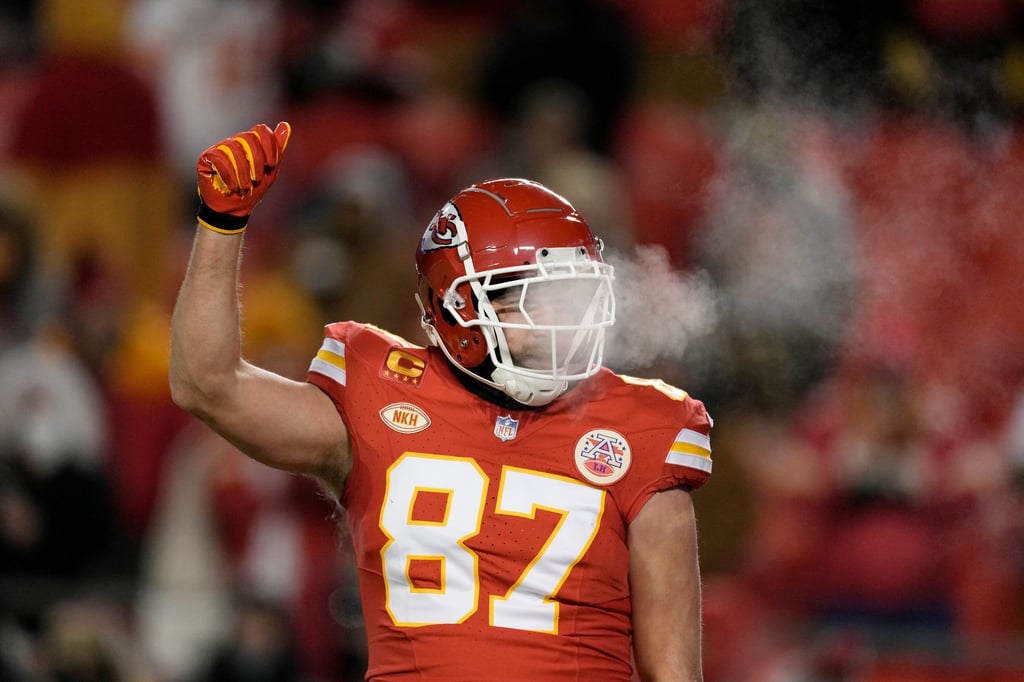 Travis Kelce stand mit den Kansas City Chiefs vor der Partie bei den Denver Broncos in der Kälte.