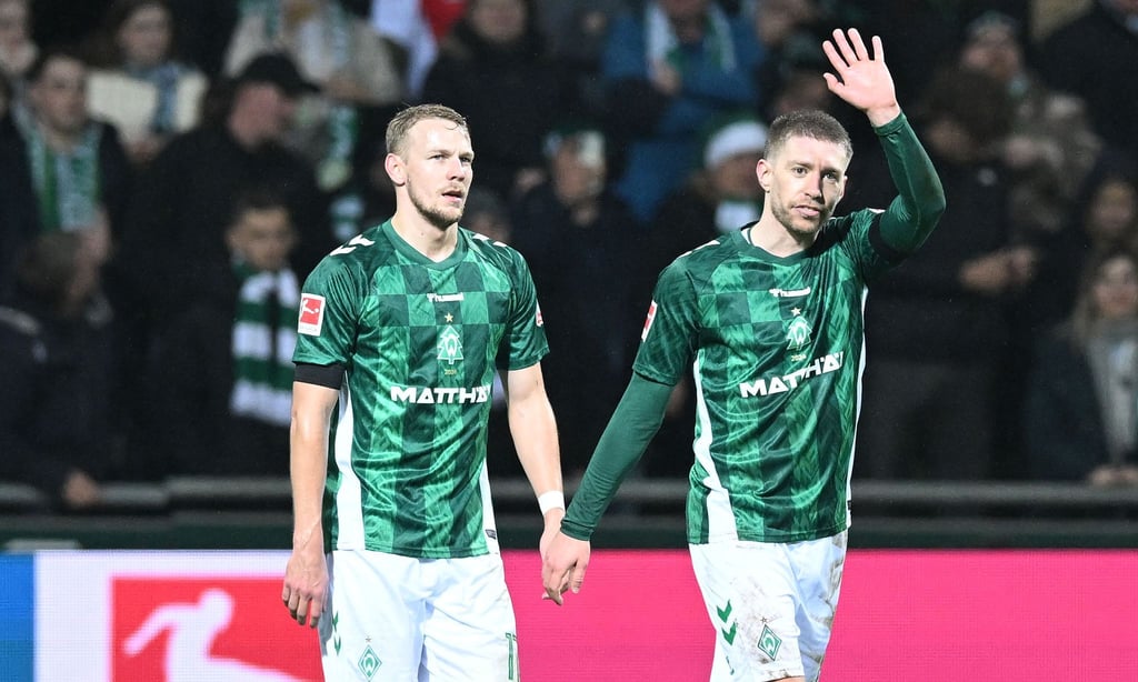 Marco Grüll (l) erzielte bei der Testspiel-Niederlage (2:3) gegen Twente Enschede einen Treffer.