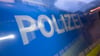 In Wanzleben hat die Polizei im Rucksack des 21-jährigen flüchtigen Täters eine Schreckschusswaffe und Drogen gefunden.