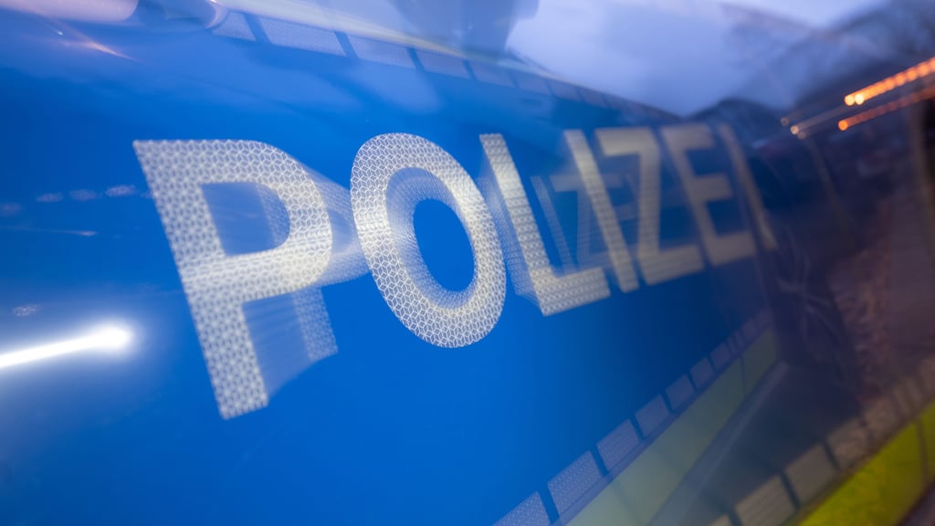 In Wanzleben hat die Polizei im Rucksack des 21-jährigen flüchtigen Täters eine Schreckschusswaffe und Drogen gefunden.