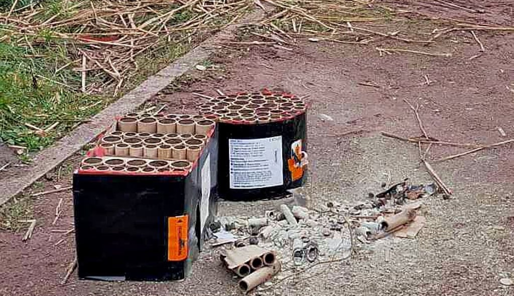 Feuerwerksreste an der Steganlage und damit unweit des Arendseer Uferbereiches.