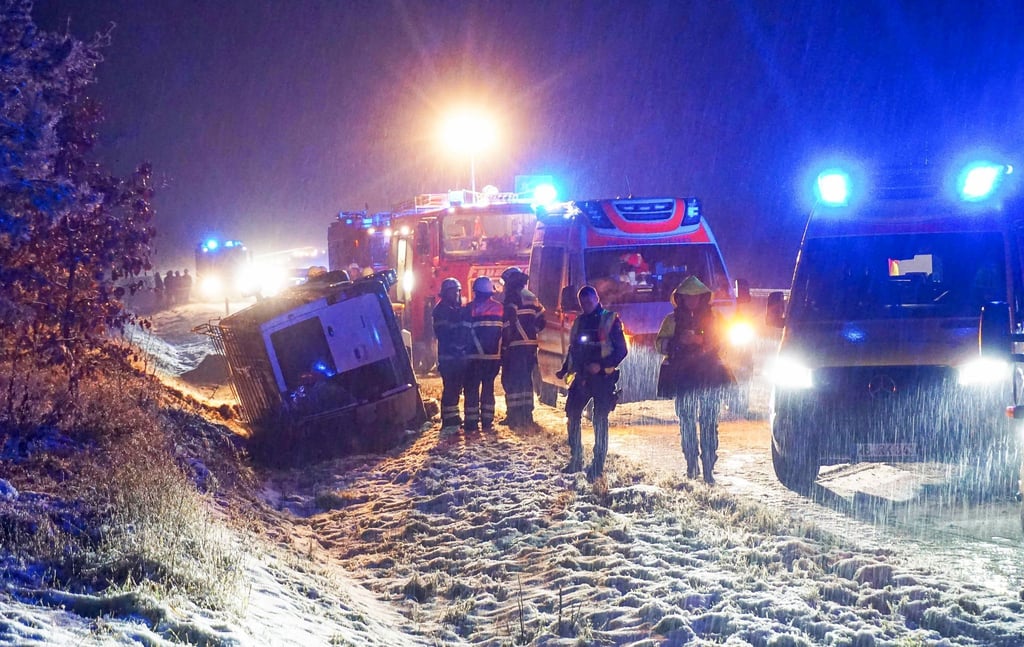 In dem Auto saßen laut Polizei drei Menschen.
