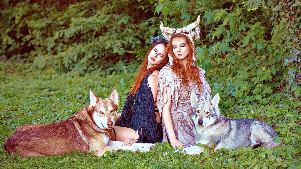 Madeleine Sixtus und Ramona Voß mit ihren Wolfshunden Raphi und Yuki in Szene gesetzt.