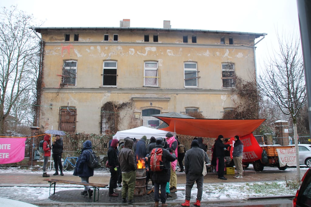 Kundgebung vor der Hafenstraße 9 in Halle an diesem Sonntag. Das Haus steht nach wie vor leer.