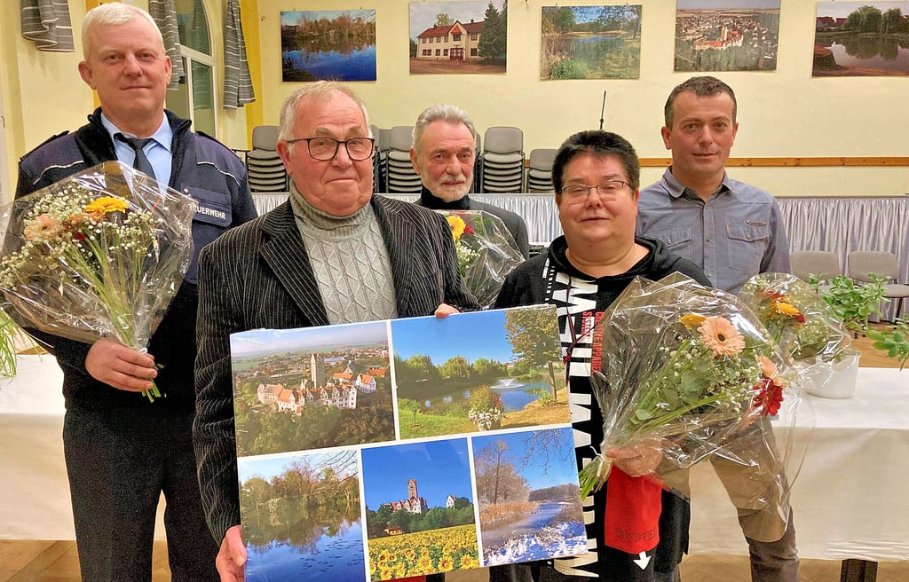 Beim Neujahrsempfang in Plötzkau wurden Andreas Braun (von links), Lothar Meyer, Uwe Saupe, Erika Schmidt und Thomas Köhler für ihr ehrenamtliches Engagement mit Blumen und einer Fotocollage ausgezeichnet.