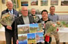 Beim Neujahrsempfang in Plötzkau wurden Andreas Braun (von links), Lothar Meyer, Uwe Saupe, Erika Schmidt und Thomas Köhler für ihr ehrenamtliches Engagement mit Blumen und einer Fotocollage ausgezeichnet.