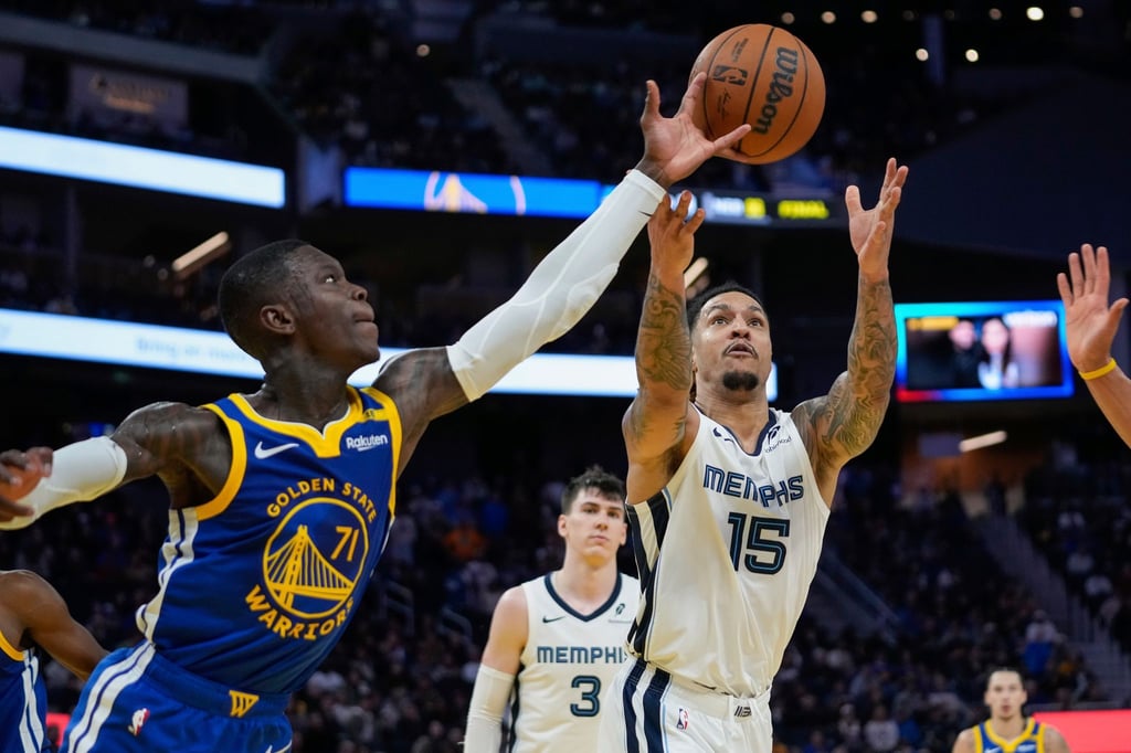 Dennis Schröder (l) findet sich bei den Golden State Warriors zunehmend besser zurecht.