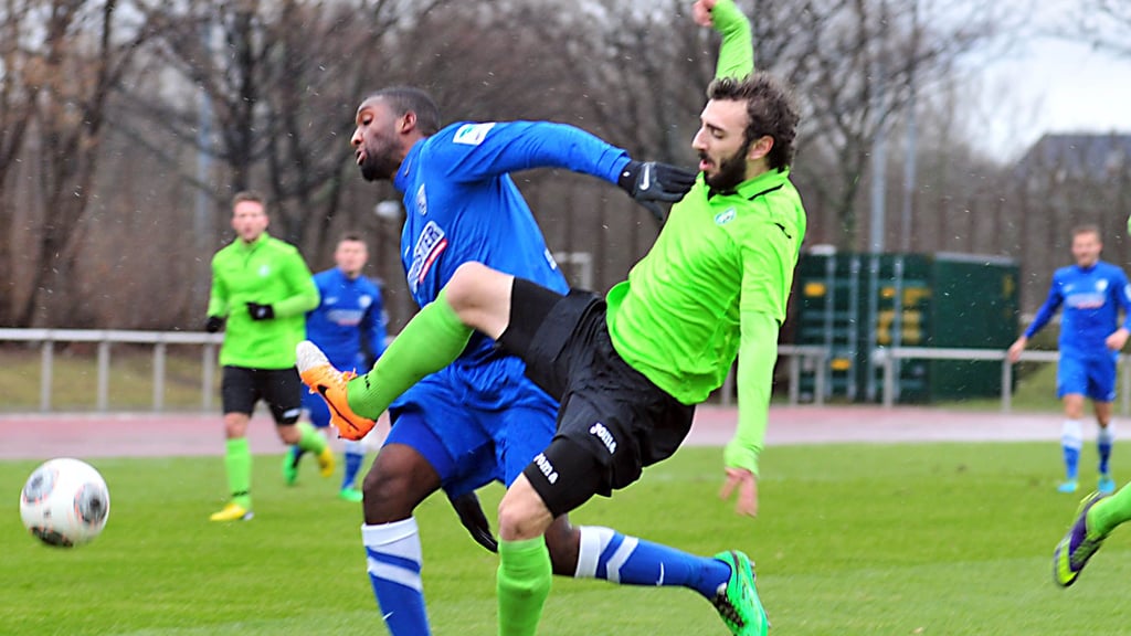 Ein Testspiel zwischen dem VfL Bochum und FK Banik Most (in grün) im Jahr 2014.