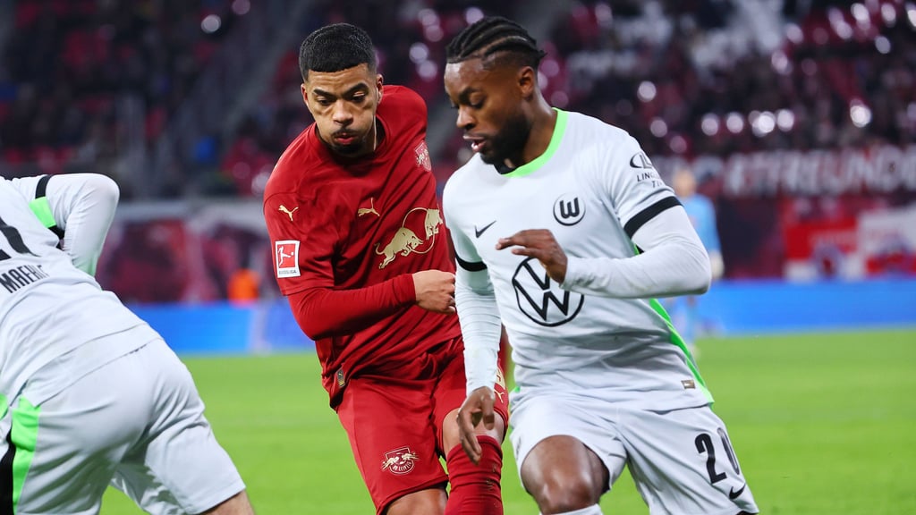 Ridle Baku (r.) soll bei RB den verletzten Benjamin Henrichs (Mitte) ersetzen.