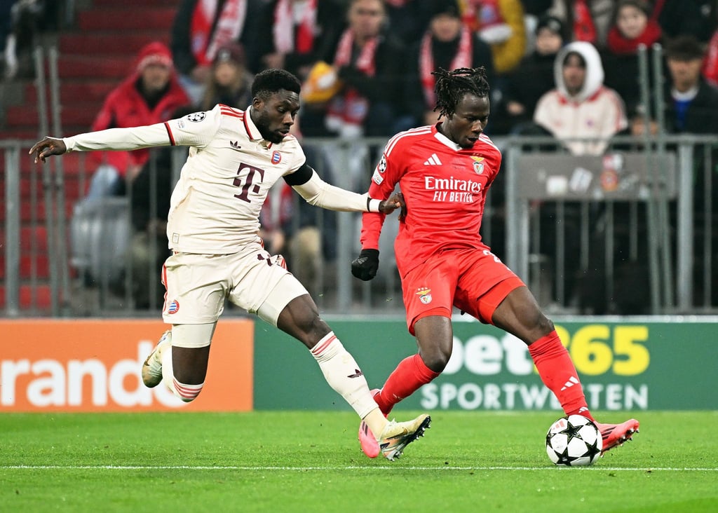 Werder Bremen will den Abwehrspieler Issa Kaboré (r) ausleihen.