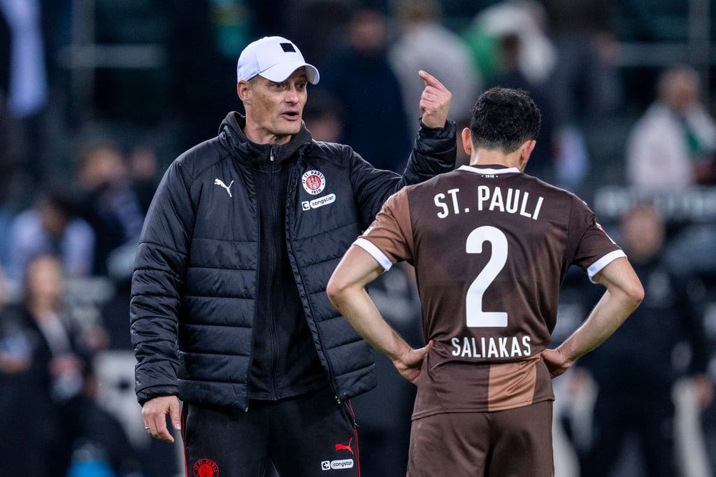 St. Paulis Manolis Saliakas (r) im Gespräch mit Trainer Alexander Blessin. Im Testspiel bei Eintracht Braunschweig erzielt der Abwehrspieler ein Eigentor.