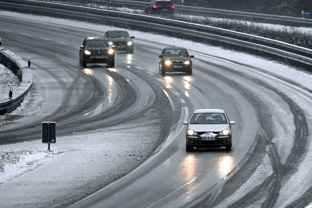 Schneematsch auf der A52 bei Gelsenkirchen. Vielerorts sind die Straßen infolge von gefrierendem Regen spiegelglatt.