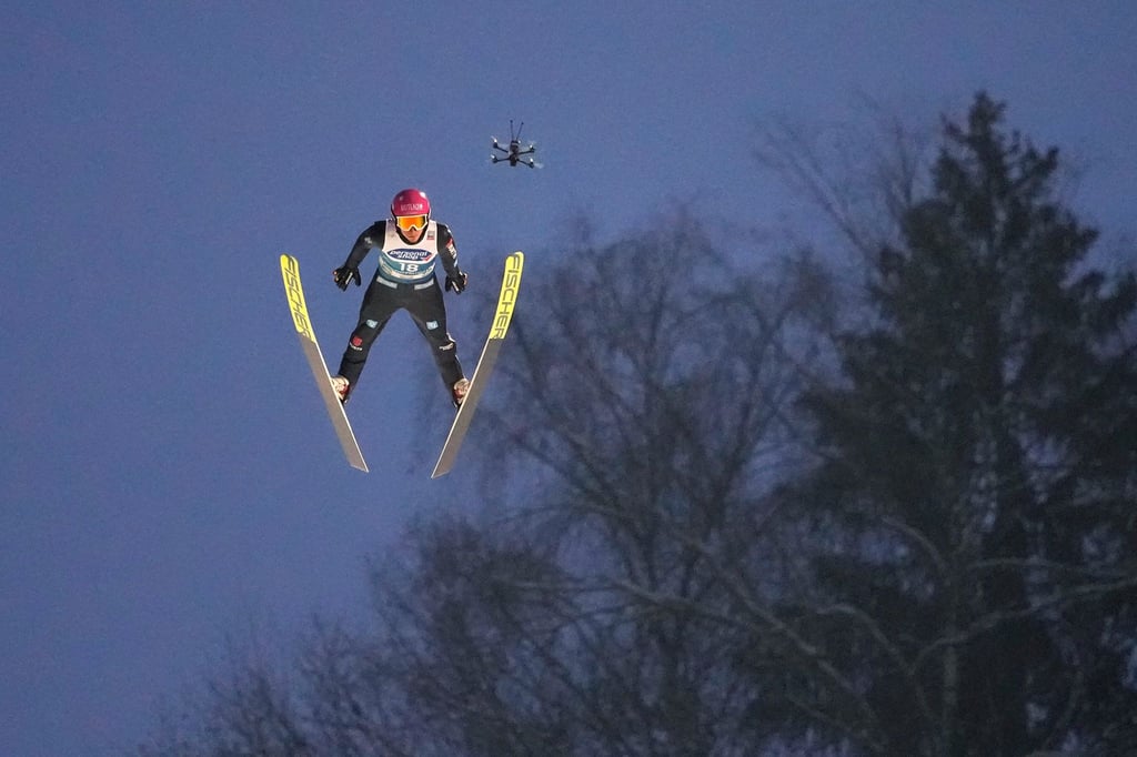 Die Skispringer werden bei der Vierschanzentournee von Drohnen aufgezeichnet, wie hier in der Qualifikation beim deutschen Athleten Felix Hoffmann.