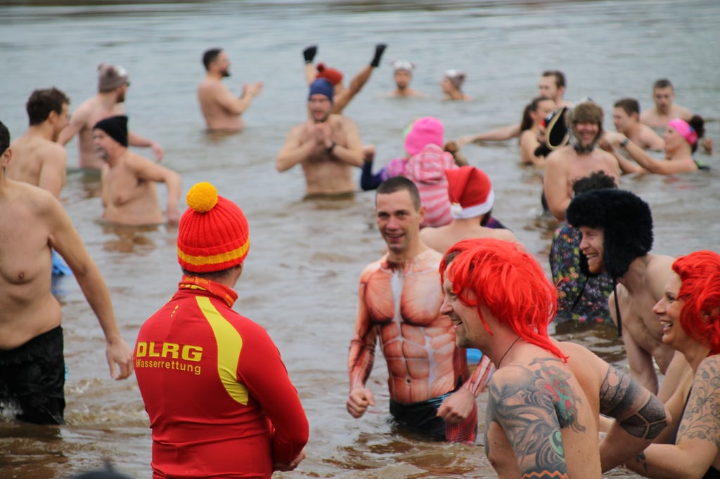 375 Teilnehmer nahmen am Neujahrsschwimmen im Heidesee teil.