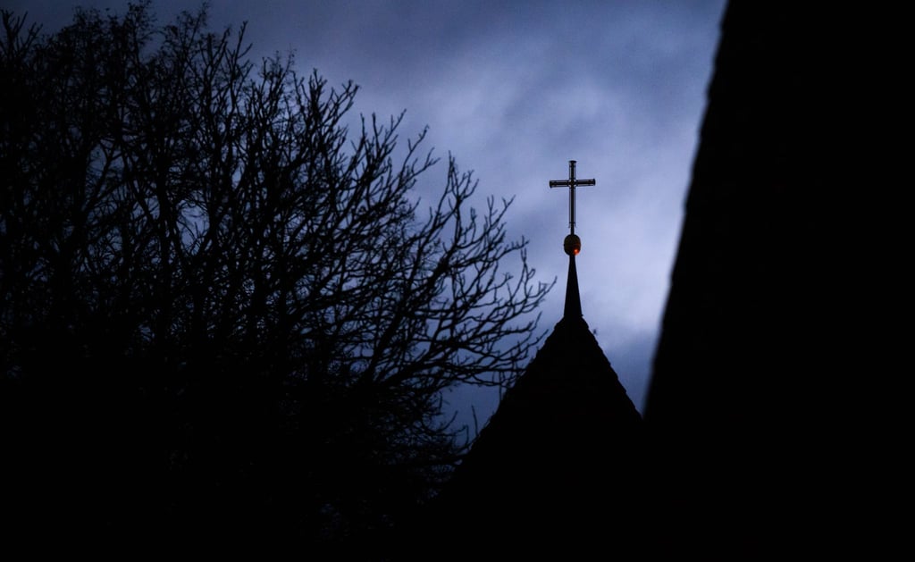 Die Sexualstraftaten von Priestern aus der Vergangenheit belasten die katholische Kirche. (Symbolbild)
