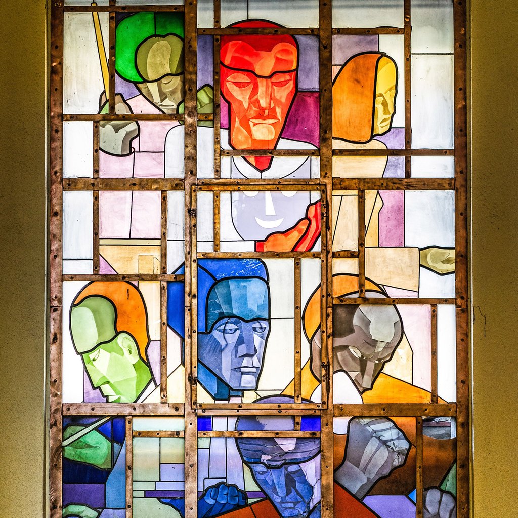 Treppenhausfenster „Die sieben Künste“ (Ausschnitt) von Walter Bischoff in der Mensa des SKL in Magdeburg