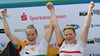 Lena Wölke (l.) und Charlotte Luster bejubeln den Meistertitel.