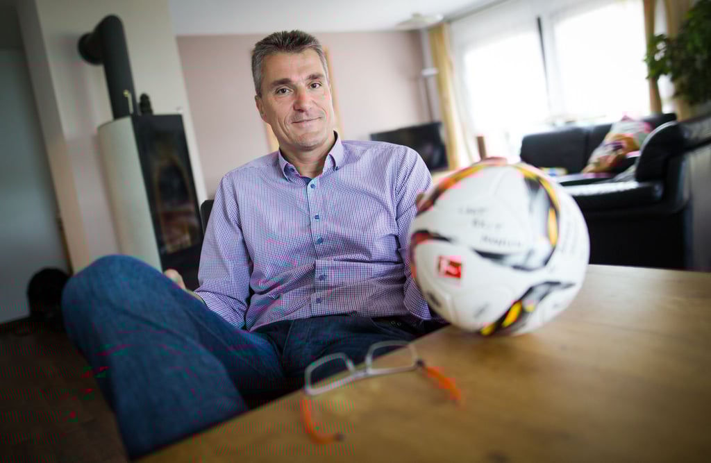 DFB-Schiedsrichterchef Knut Kircher hat angekündigt, dass die halbautomatische Abseitstechnologie zu Saison 2025/2026 eingeführt wird.