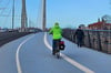 So ist’s richtig auf der Kaiser-Otto-Brücke in Magdeburg: links Radfahrer, rechts Fußgänger.