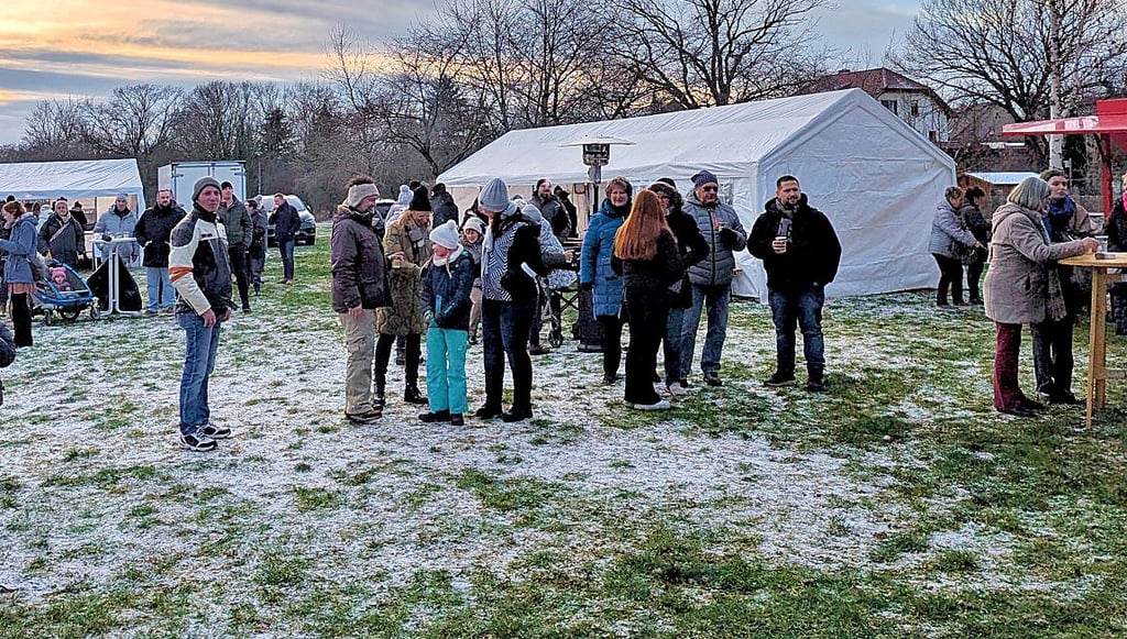 Schon zur Eröffnung war der Wintermarkt gut besucht. Mit fortschreitender Dunkelheit wurde der Platz immer voller.