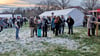 Schon zur Eröffnung war der Wintermarkt gut besucht. Mit fortschreitender Dunkelheit wurde der Platz immer voller.