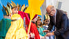 Die Sternsinger brachten am Eingang der Brandenburgischen Staatskanzlei einen Aufkleber mit dem Segen „Christus mansionem benedicat“ (Christus segne dieses Haus) an.