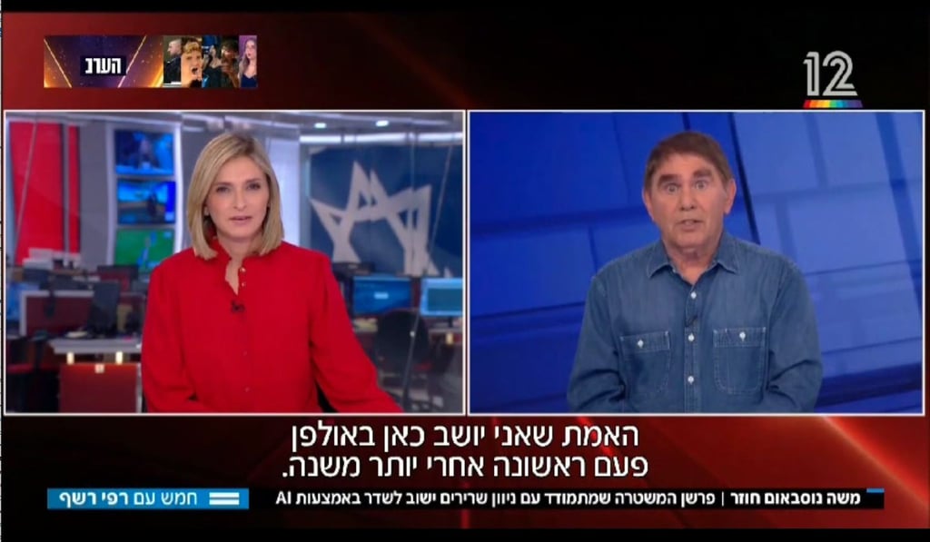 Der an ALS erkrankte israelische Journalist Mosche Nussbaum (r.) im Fernsehstudio.